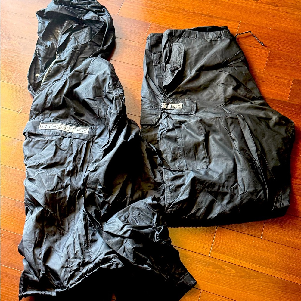Men’s classic cargo CYBERTEK suit. Pocket in belly of jacket & hoodie